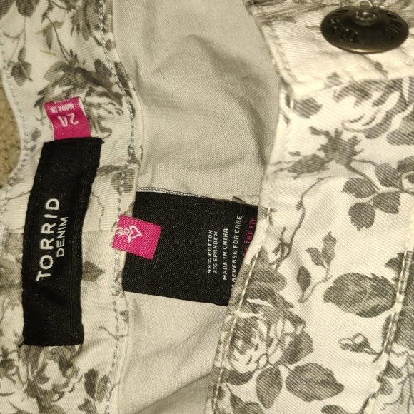 Ladies Floral Torrid Jean Capri - Picture 3 of 3